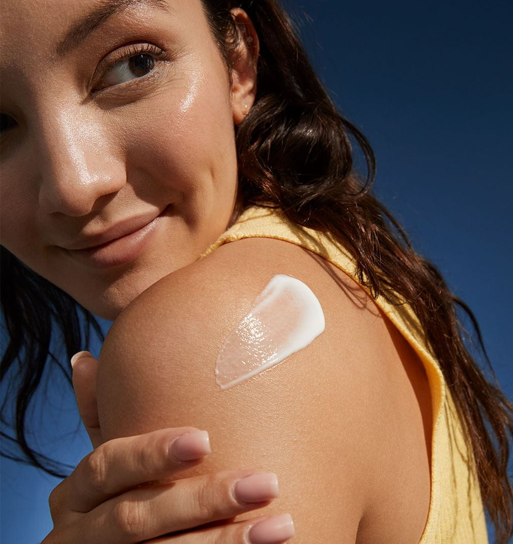 femme avec une lotion corporelle NIVEA sur le bras