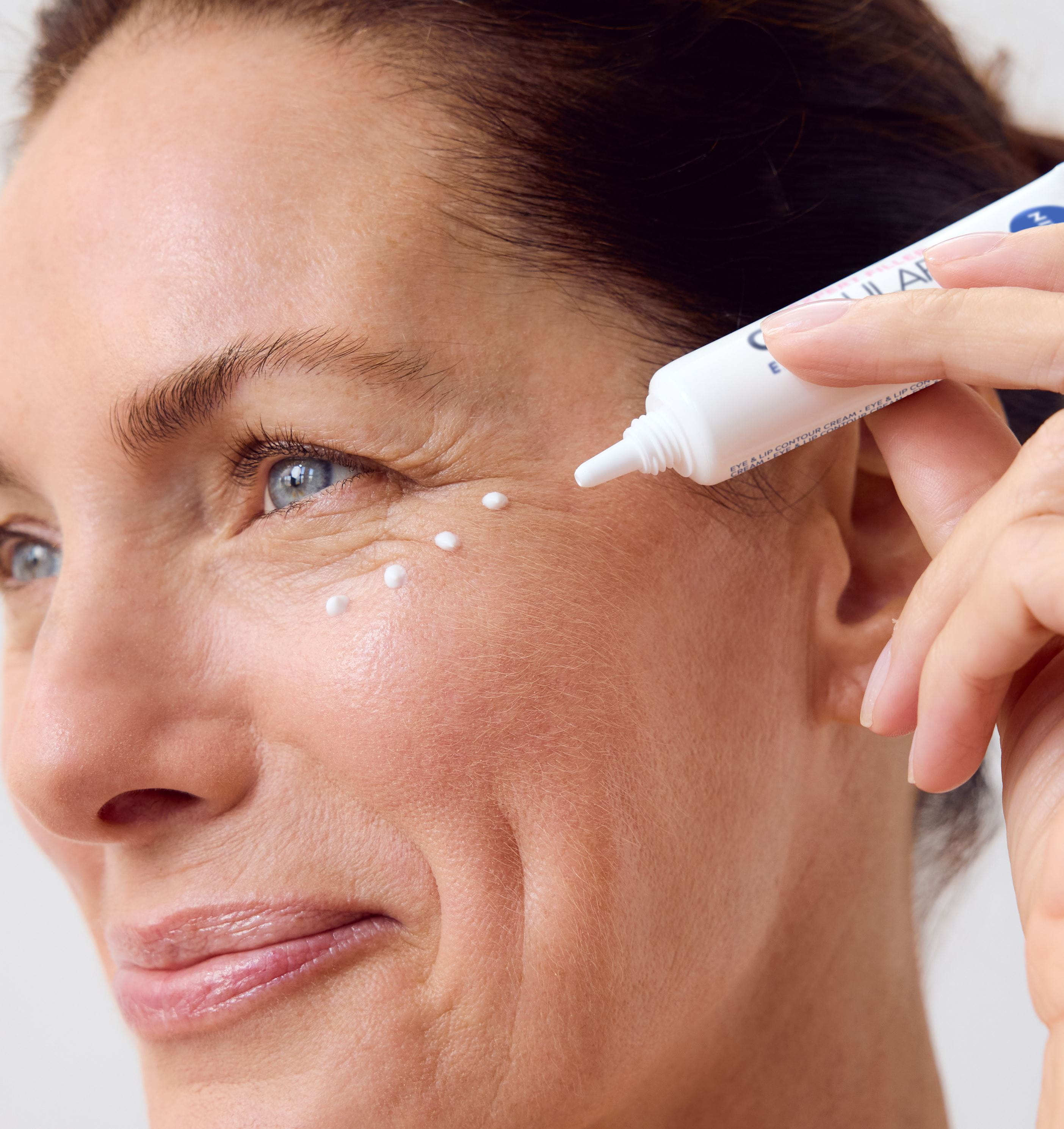 naiset silmänympärysvoide