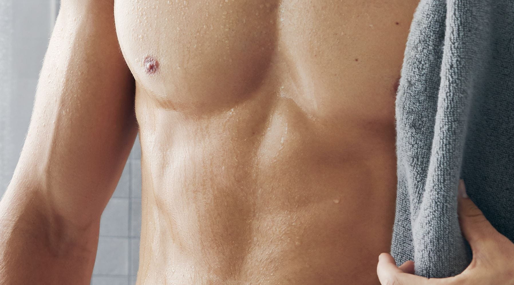 homem a cuidar do corpo