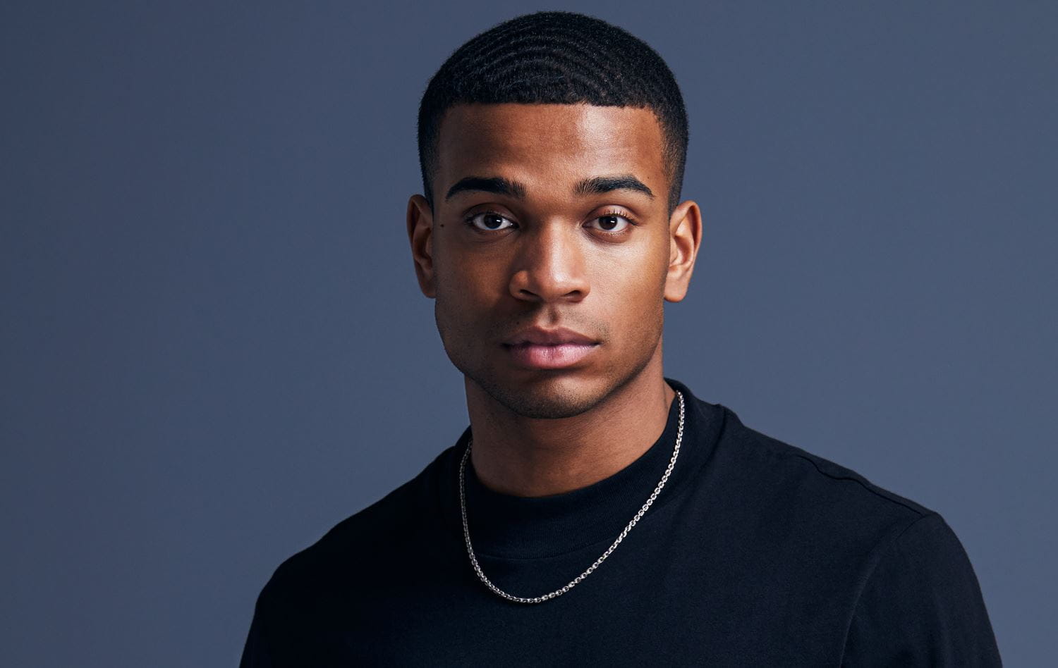 Homem com cabelo forte