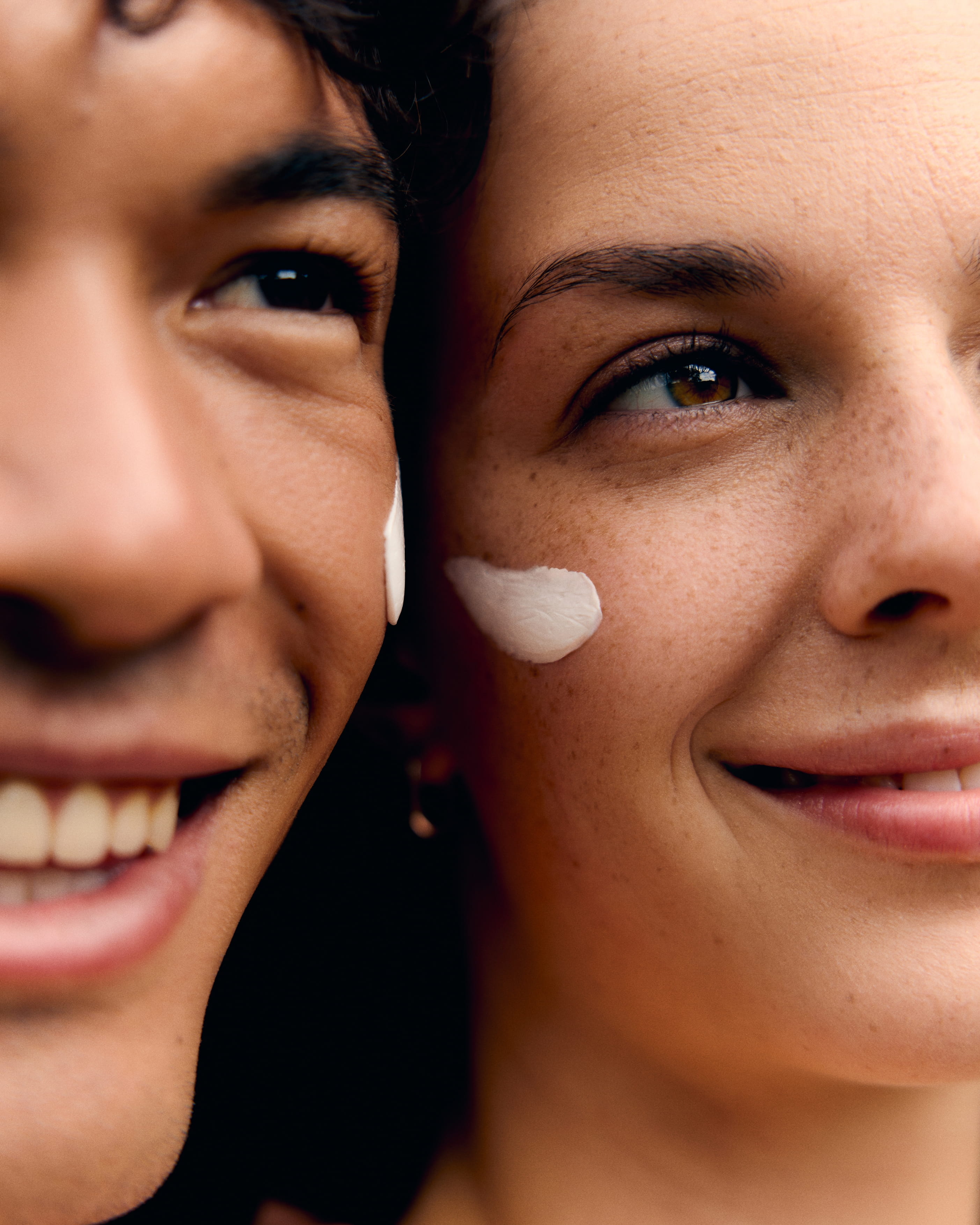 donna che usa la crema Nivea Cellular