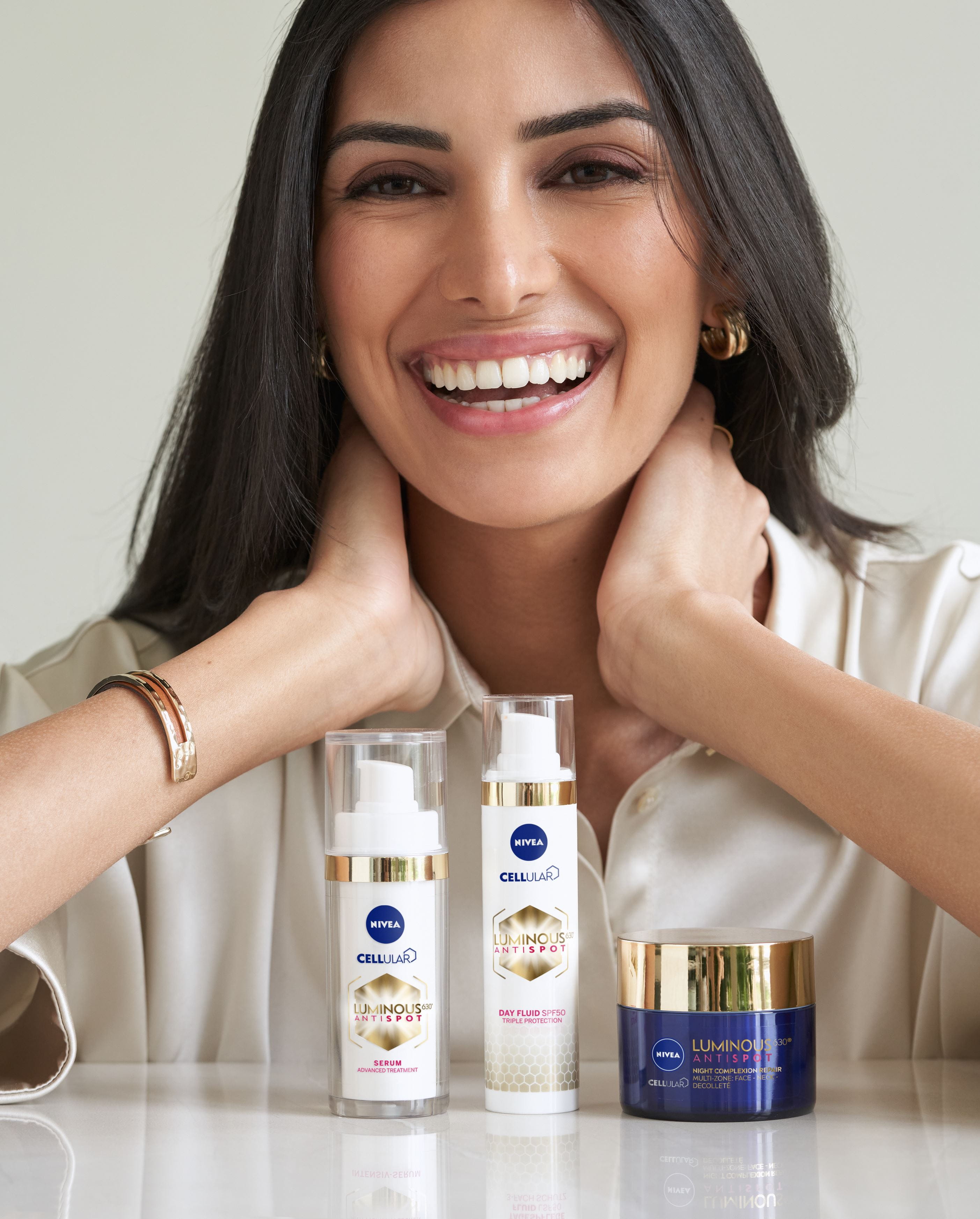 Ženska z izdelki NIVEA