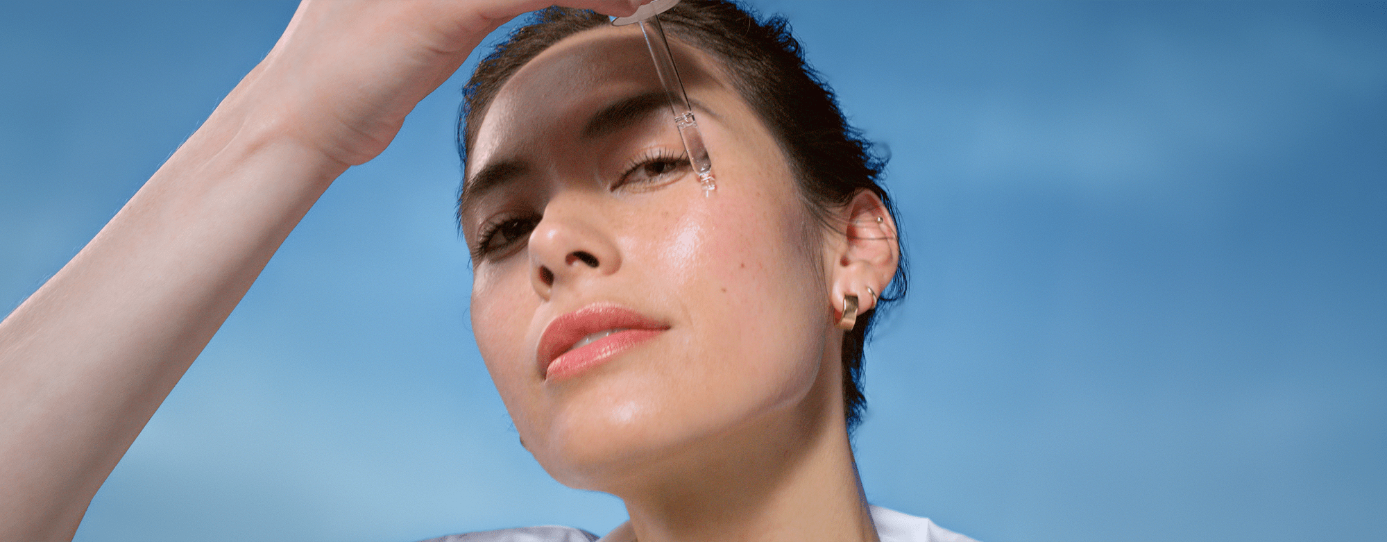 Frau trägt Gesichtsserum auf