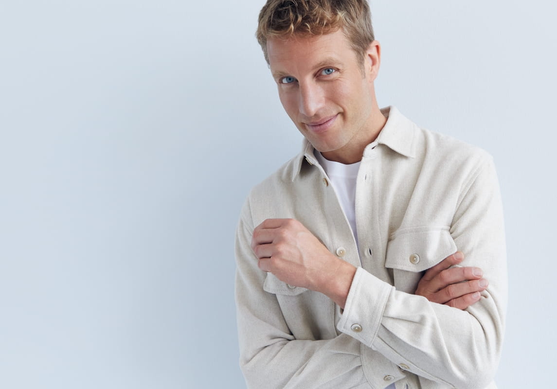 Giovane uomo che utilizza la crema energetica attiva Nivea Men Anti Stanchezza