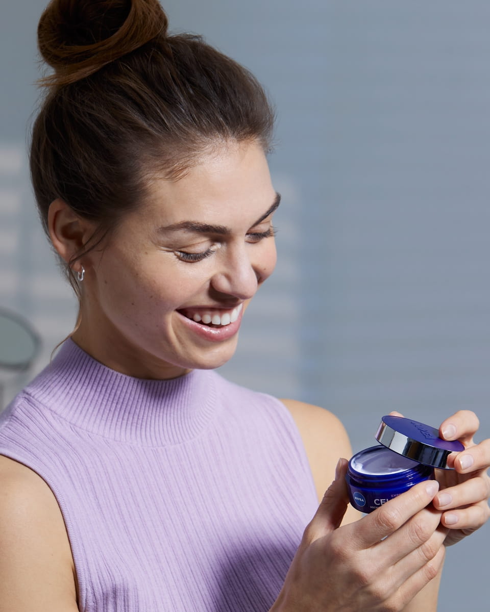 Mladá žena používající NIVEA Cellular Expert Filler Intensive Anti-Age Night Care