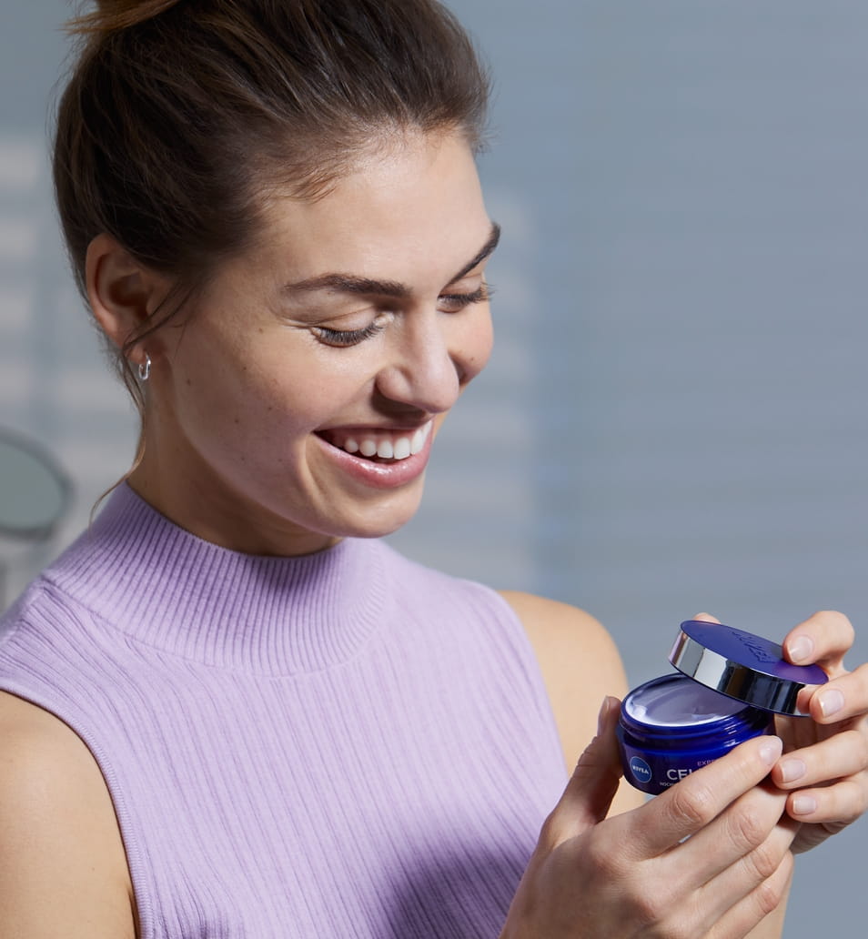 Frau trägt Nivea Cellular Serum auf