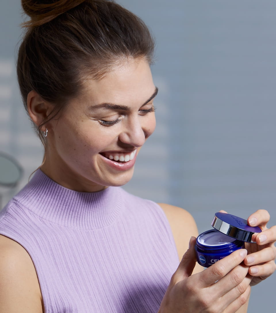 kobieta stosująca serum Nivea Cellular