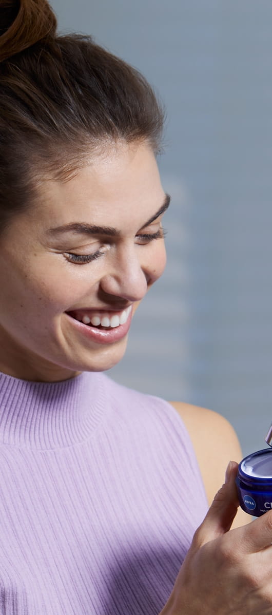 Ung kvinne som bruker NIVEA Cellular Expert Filler Intensive Anti-Age Night Care