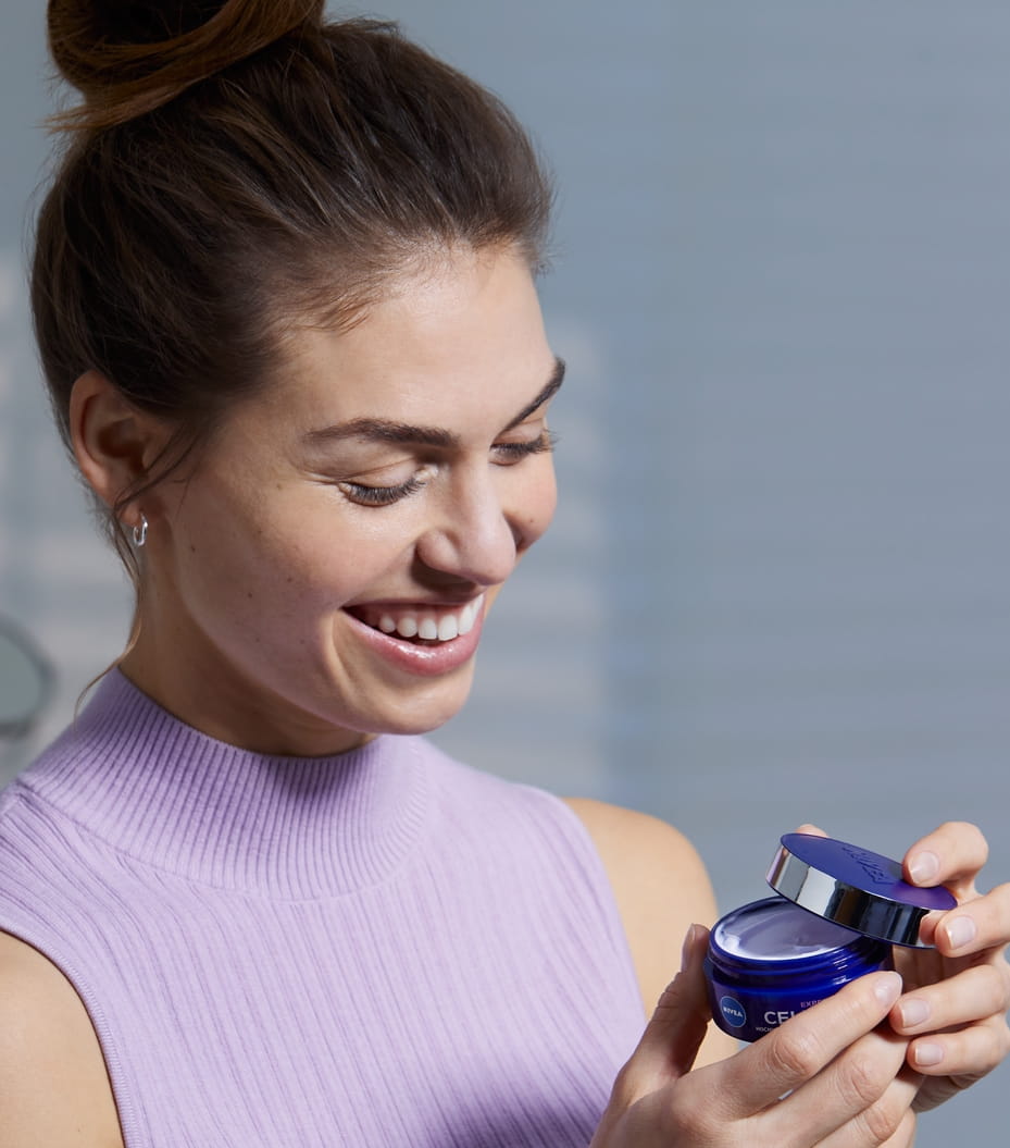 Νεαρή γυναίκα που χρησιμοποιεί τη NIVEA Cellular Expert Filler Intensive Anti-Age Night Care