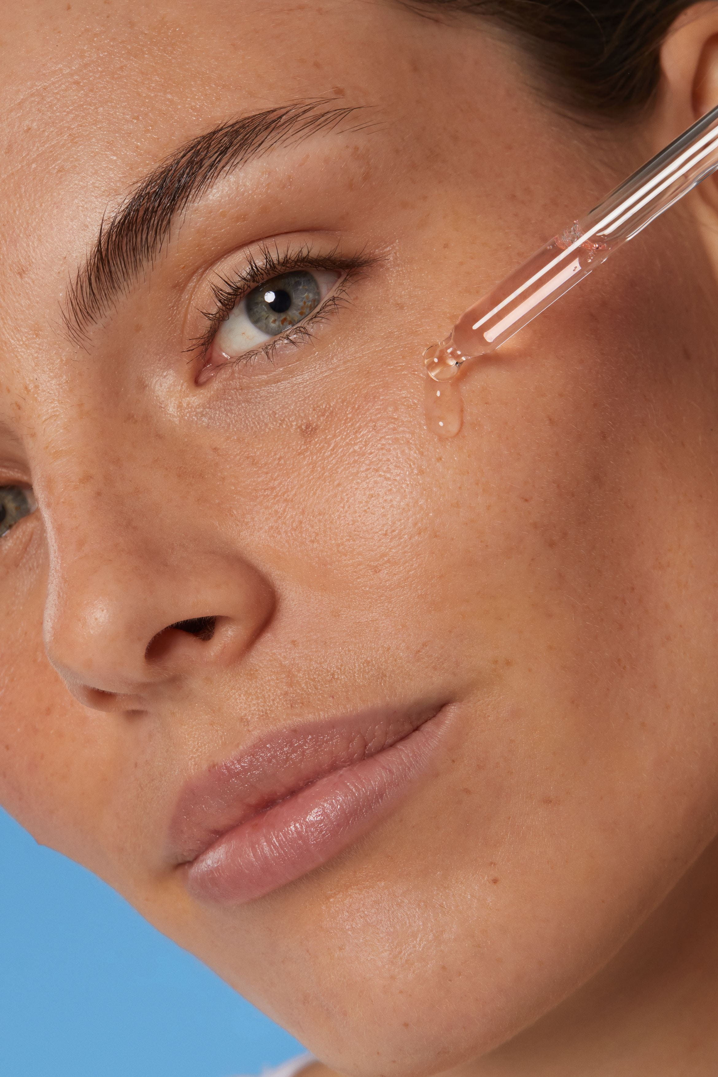 femme utilisant le NIVEA Cellular Luminous 630 traitement anti cerne 