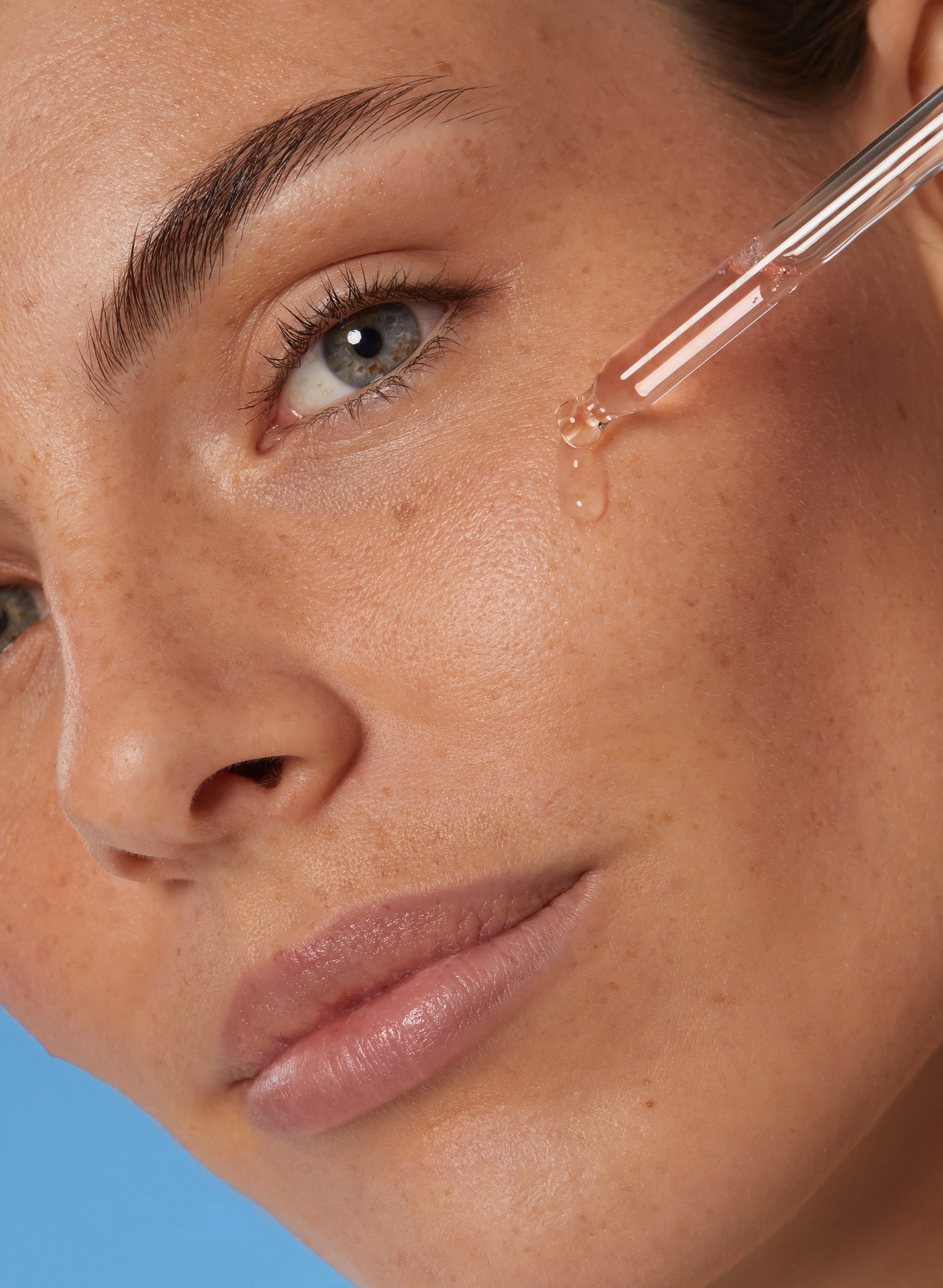 žena koja koristi Nivea Cellular Luminous 630 tretman protiv podočnjaka