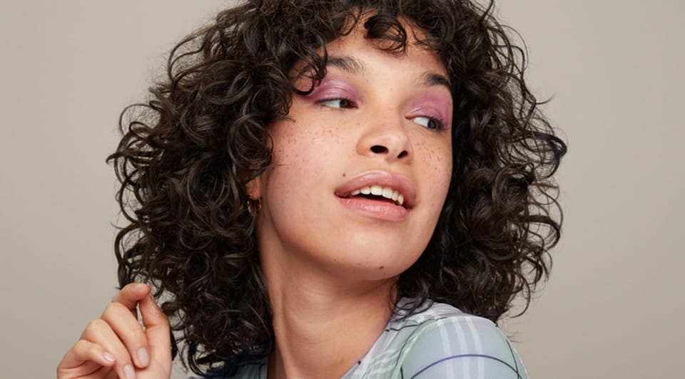 Femme avec cheveux dans le vent