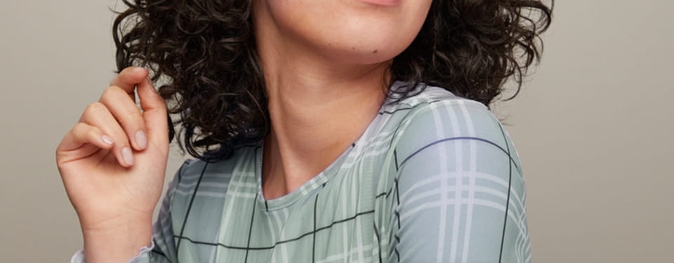 Femme avec cheveux dans le vent
