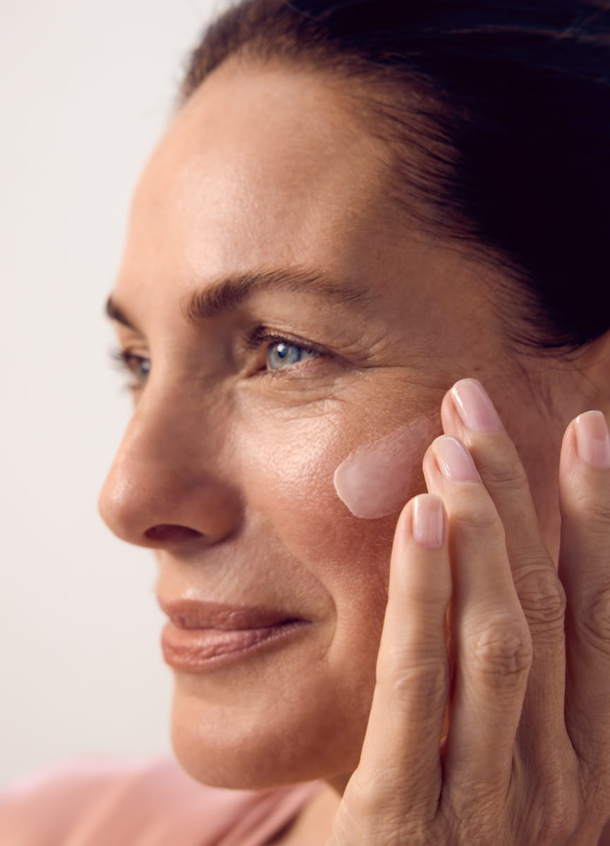 Nainen levittää Nivea-kasvovoide