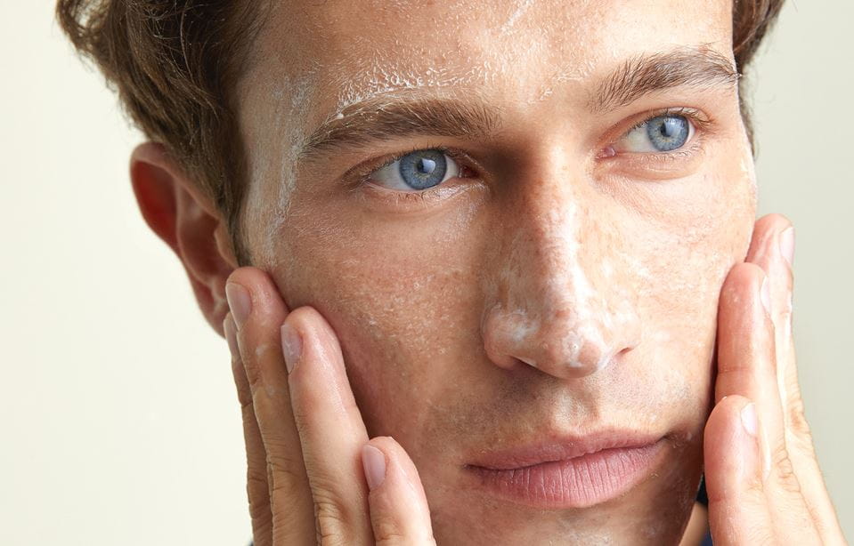 homem com pele sensível