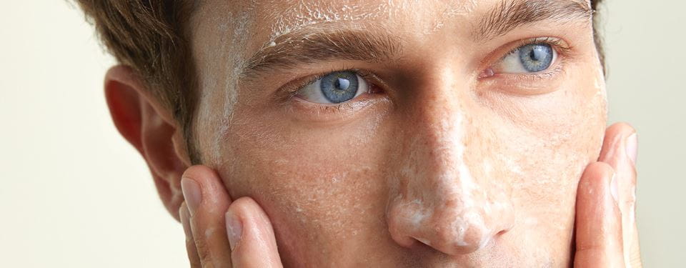 homem com pele sensível