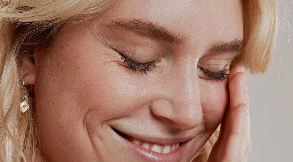 mulher loira sorrindo