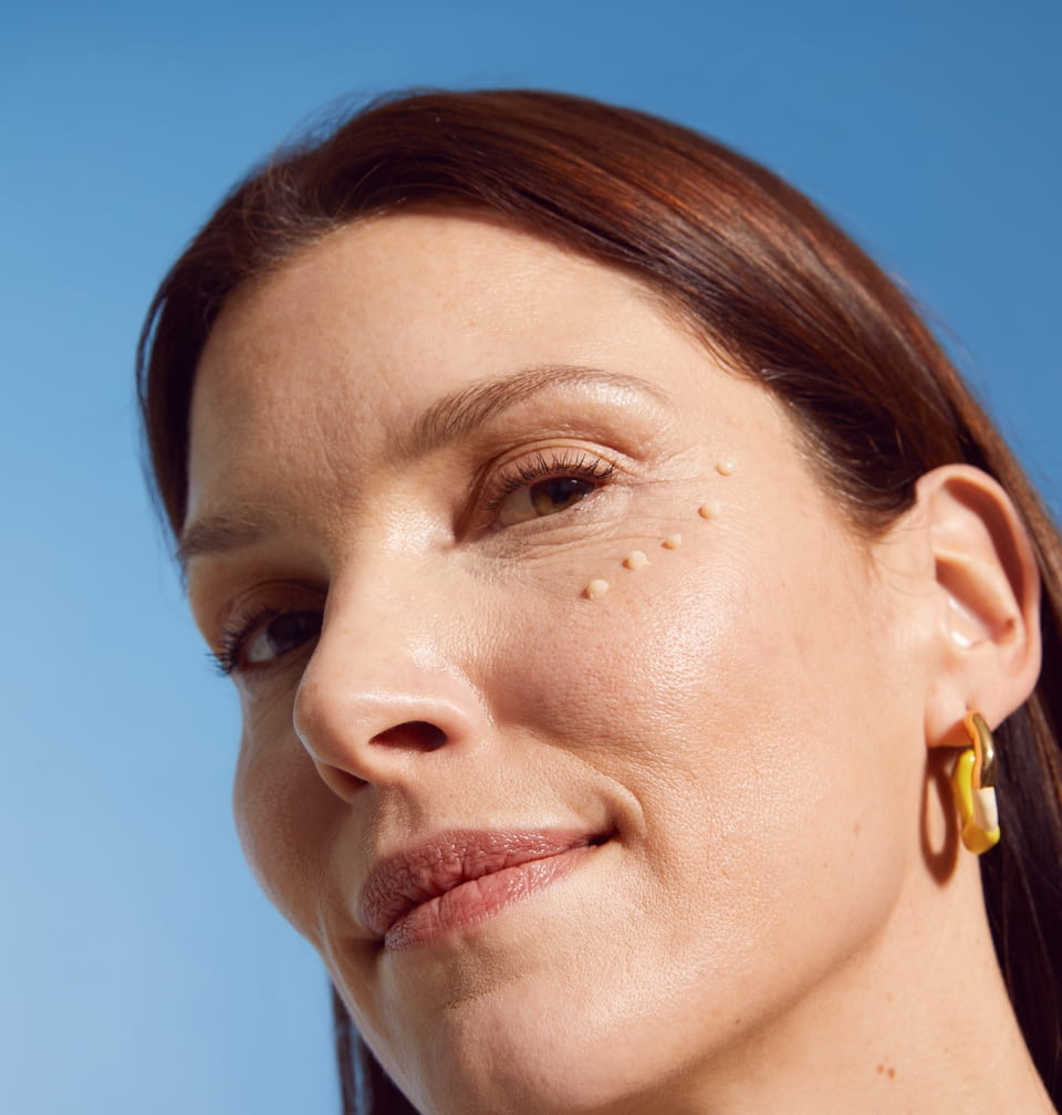 kobieta trzymająca krem do twarzy Nivea