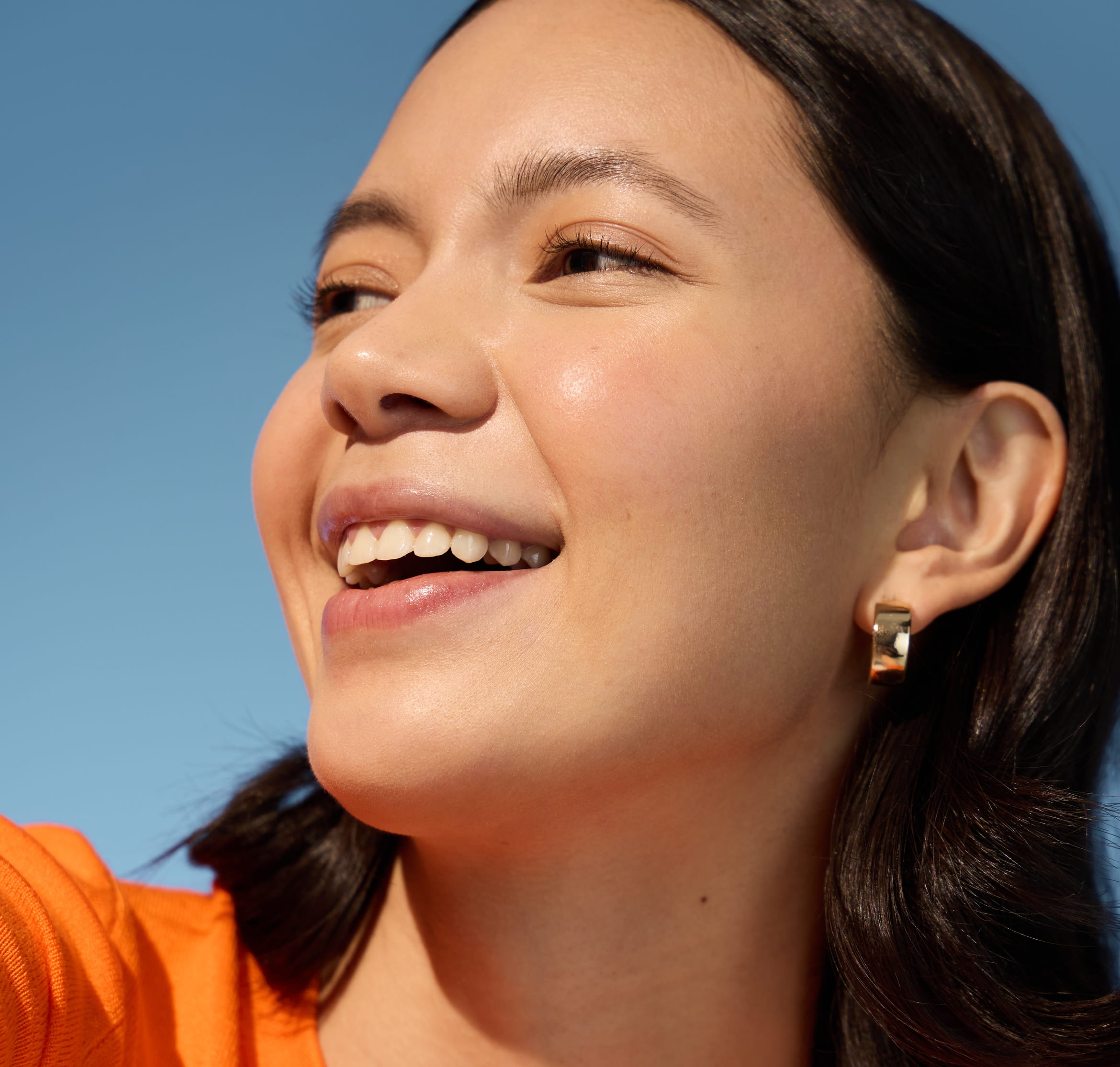 mujer con camisa naranja