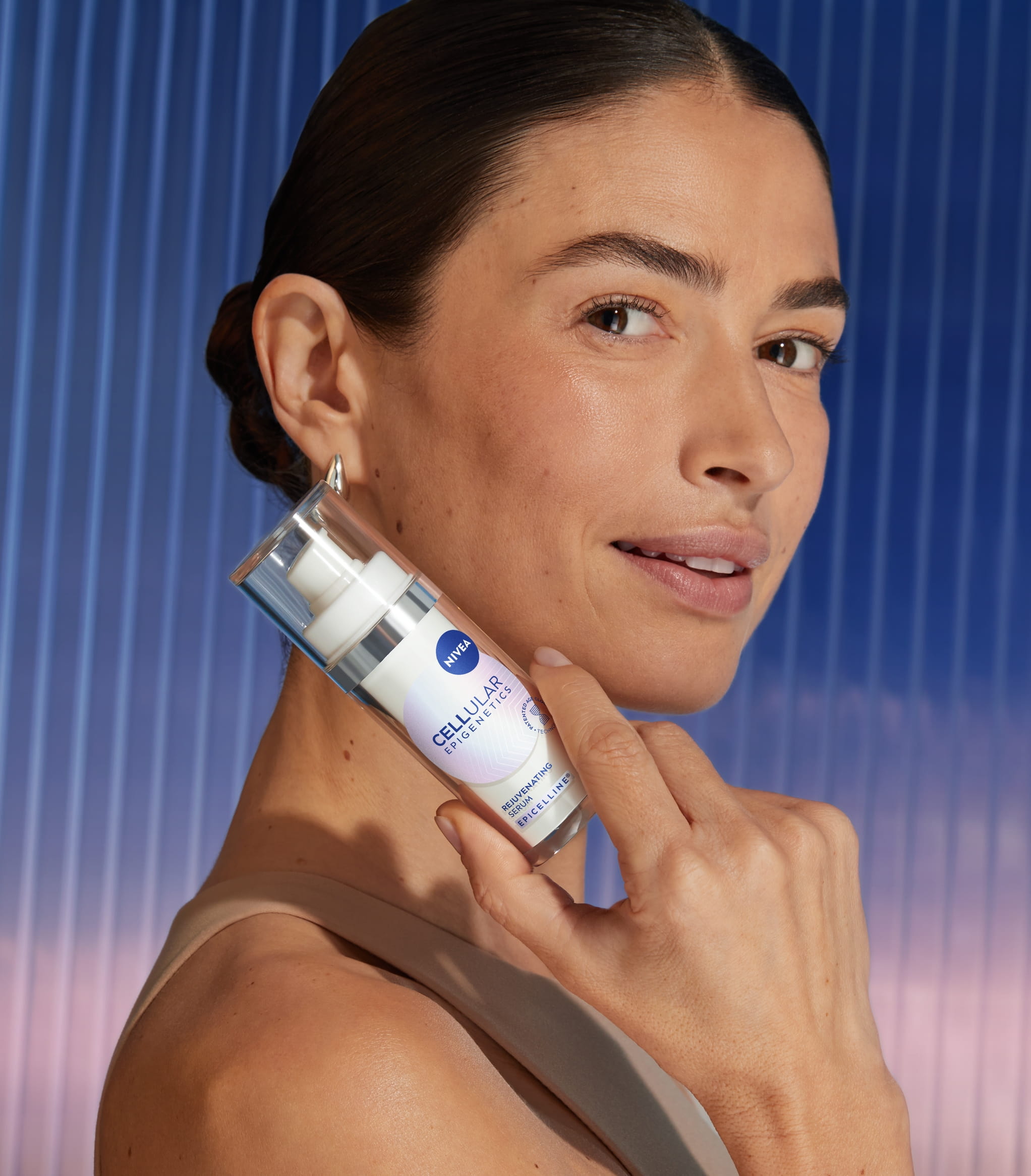 Kvinna som använder NIVEA Cellular Epigenetics Serum