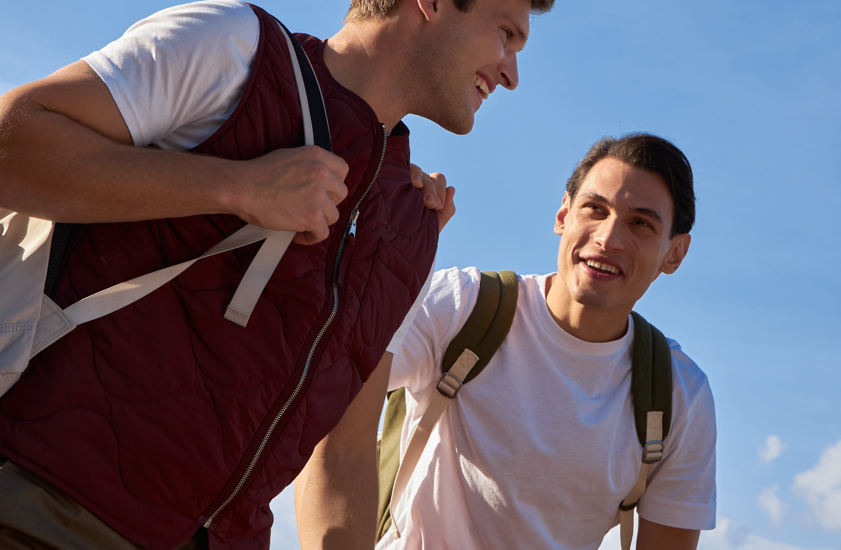 Två personer som är ute i naturen och vandrar