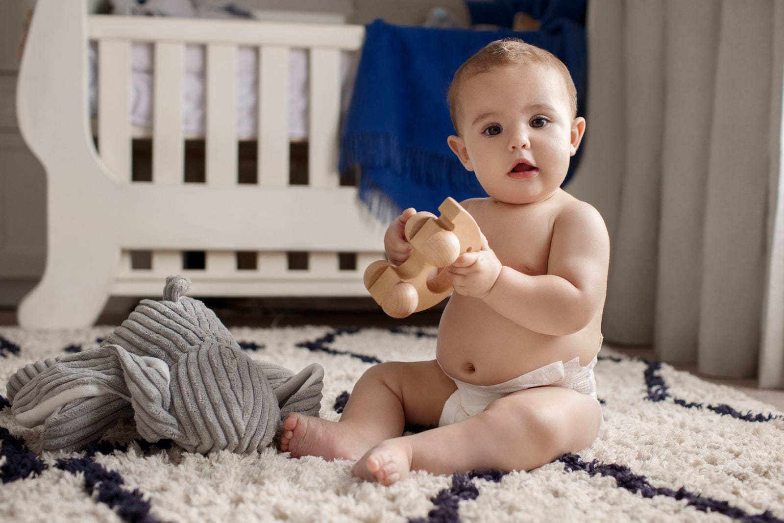 Baby mit Holzspielzeug