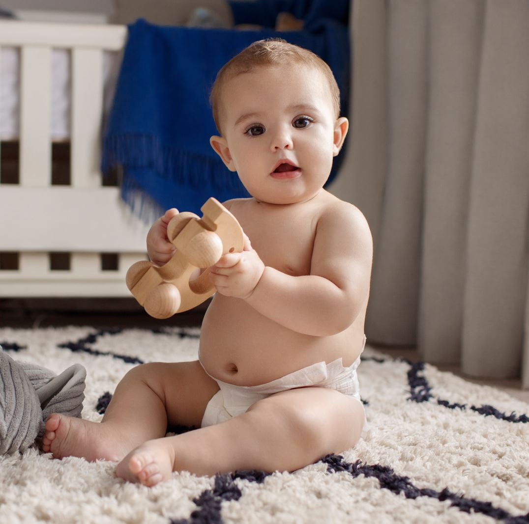 Baby setzt sich auf