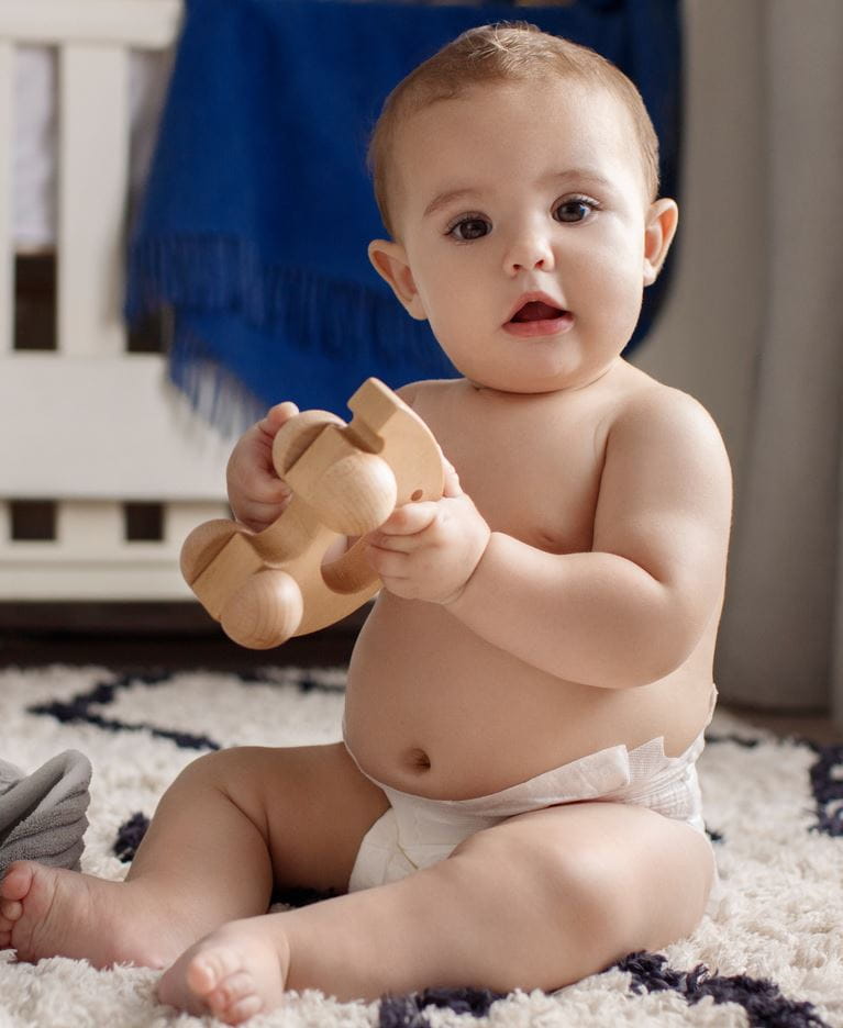 ein Baby, das spielt