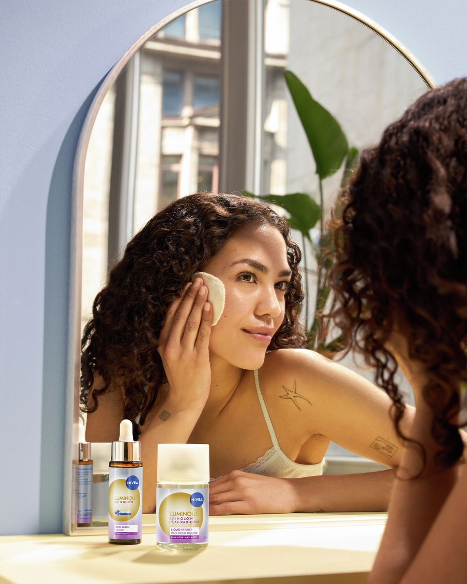 Junge Frau reinigt ihr Gesicht