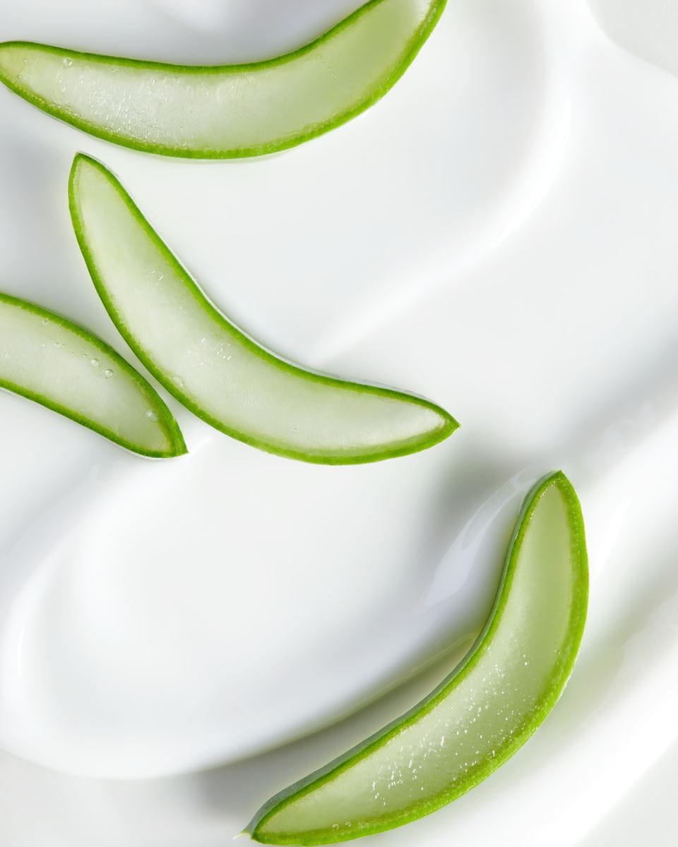 femme utilisant des soins naturels