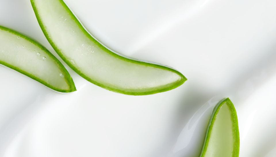 femme utilisant des soins naturels