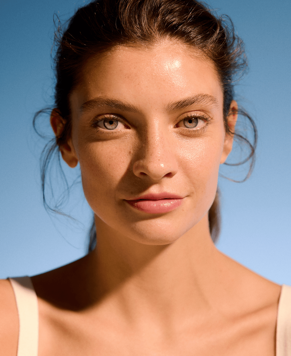 žena s deodorantem v jedné ruce