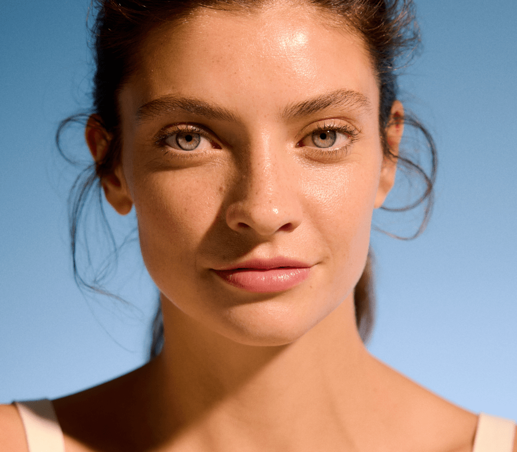 dvě ženy užívající si slunce