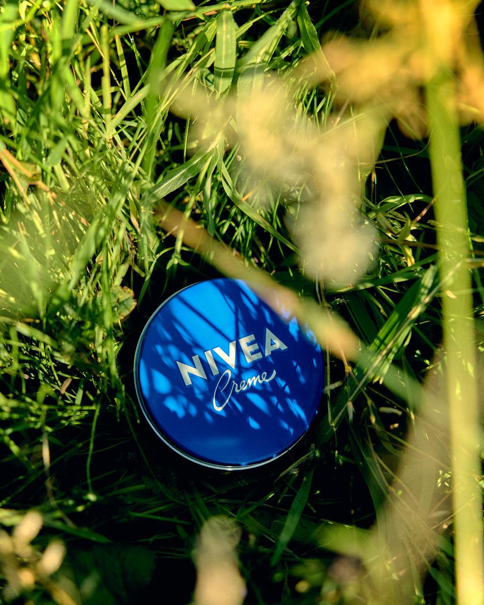 NIVEA krém v trávě