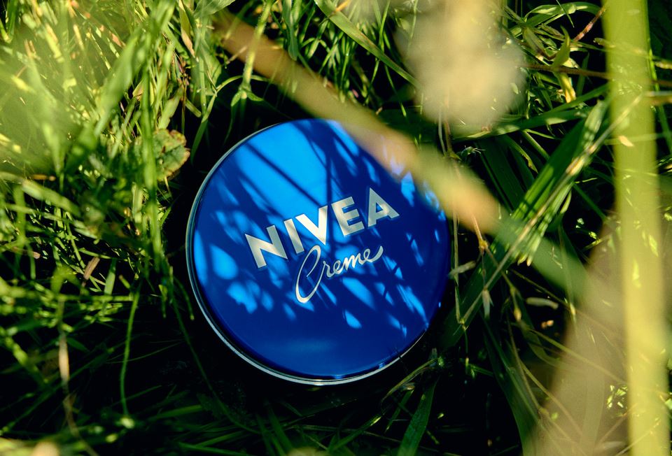 NIVEA krém v trávě