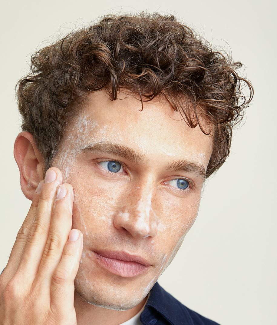 homem com barba e cabelo cuidado