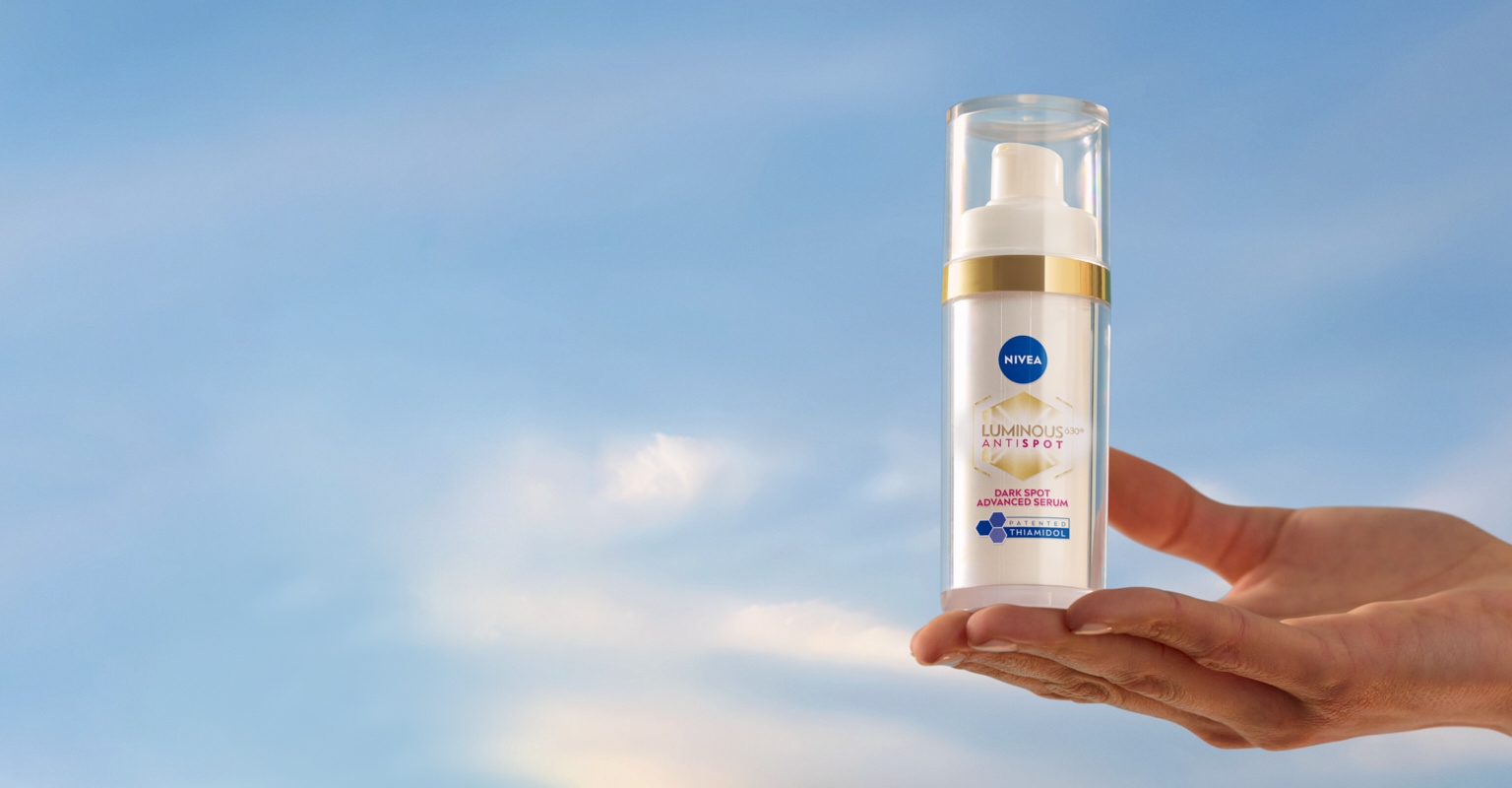 vrouw die gezichtsserum aanbrengt