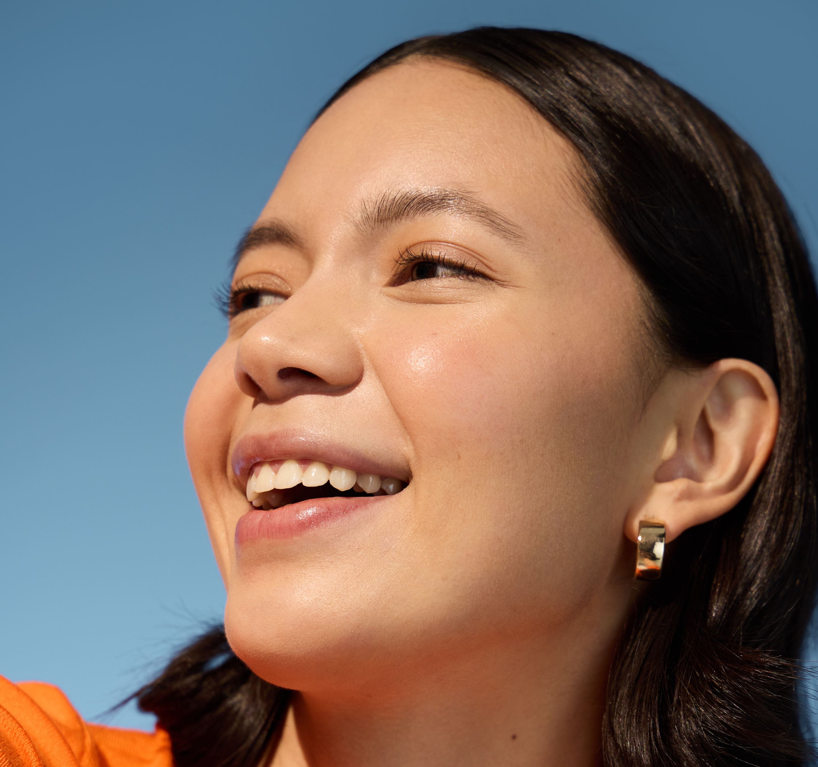 усмихната жена