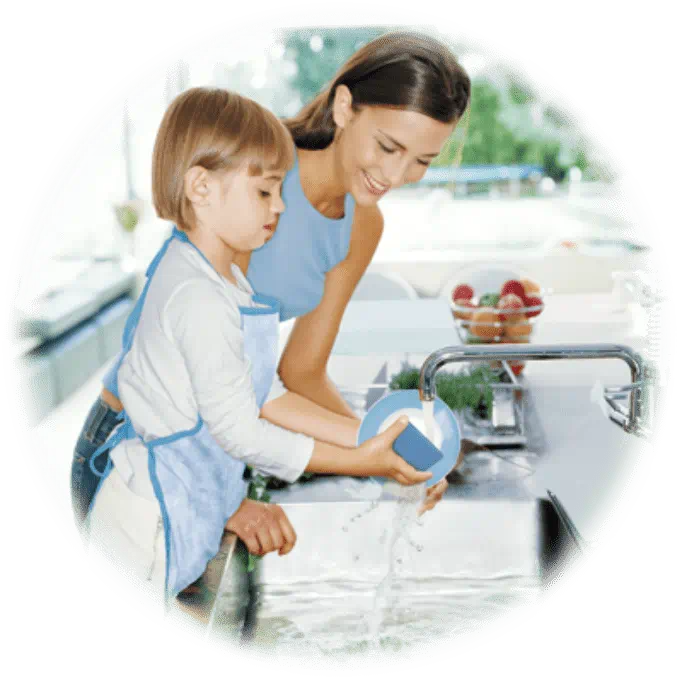 食器洗いをする写真