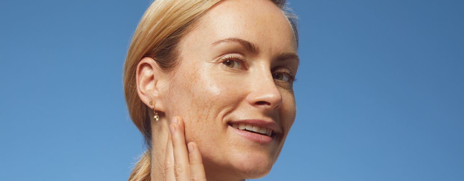 jonge vrouw die zich in de zon bevindt