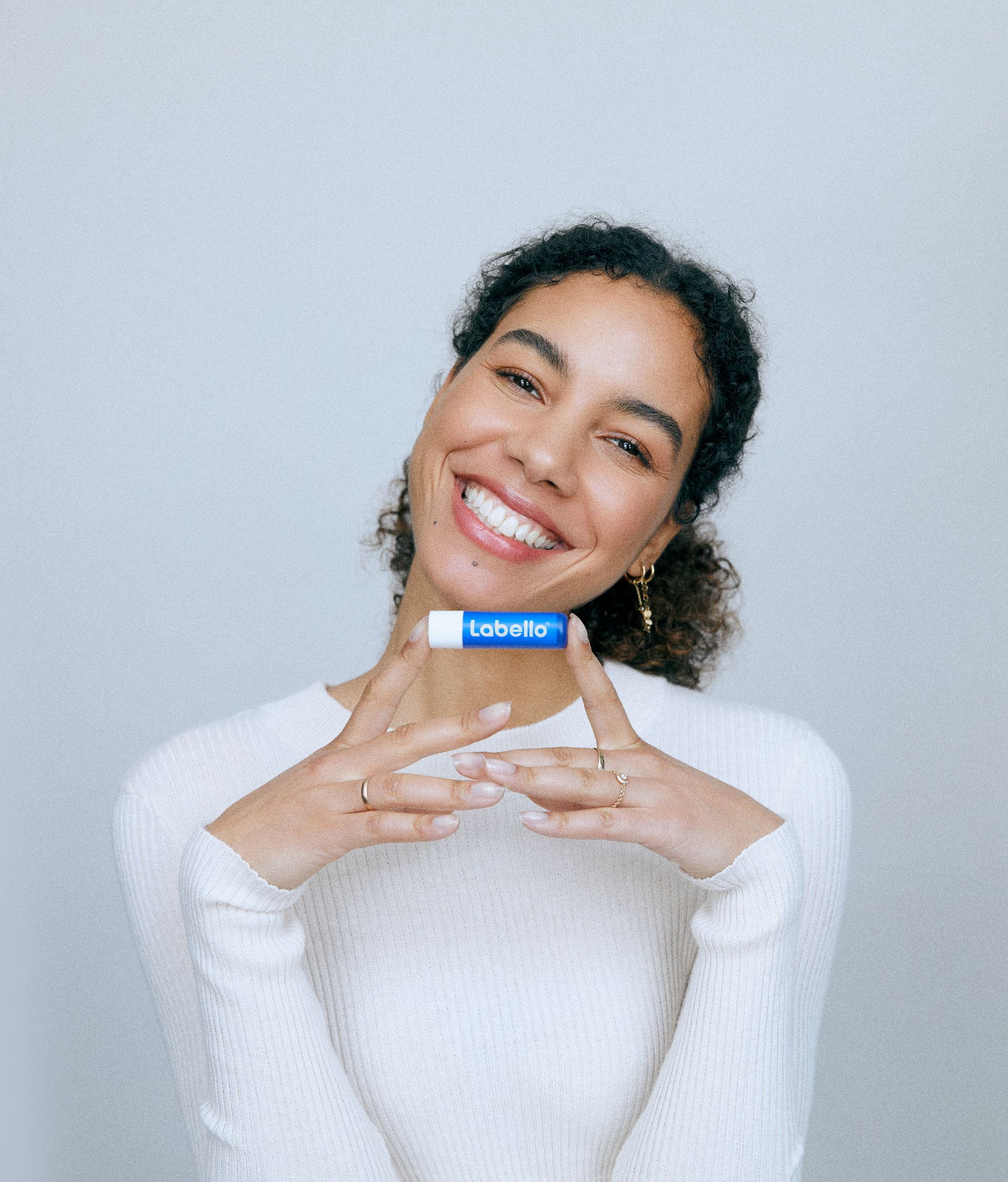 mulher com batom Labello Original