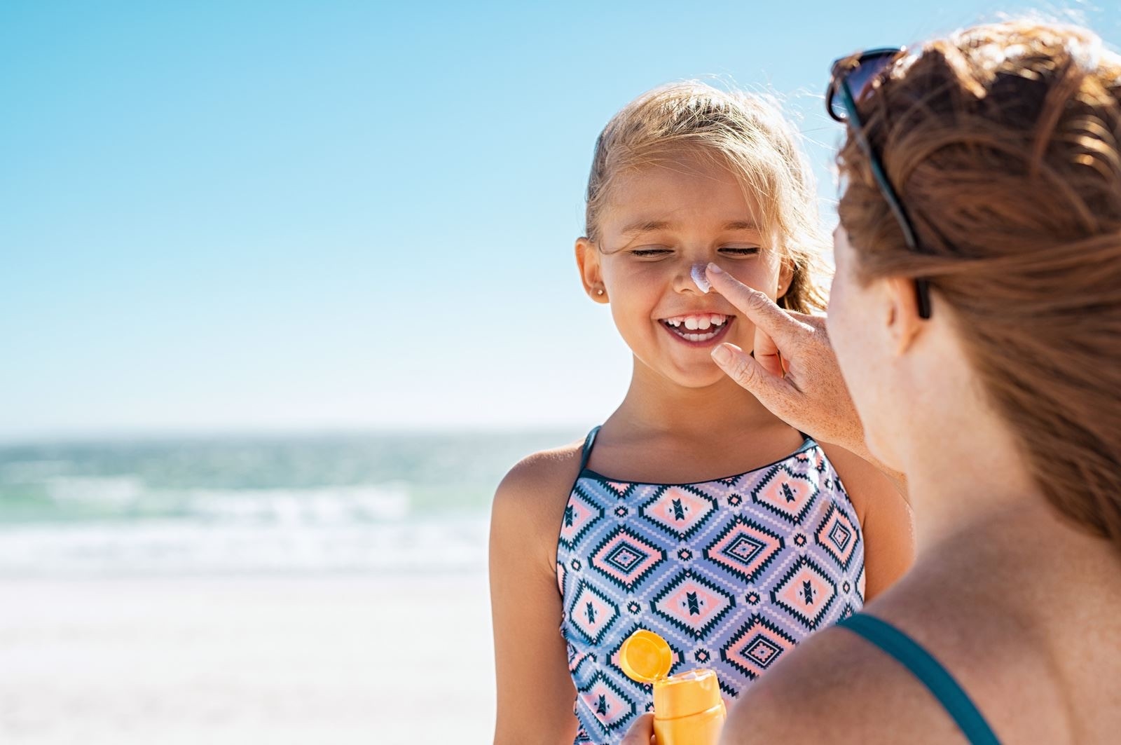 Familie op strand met NIVEA ballon
