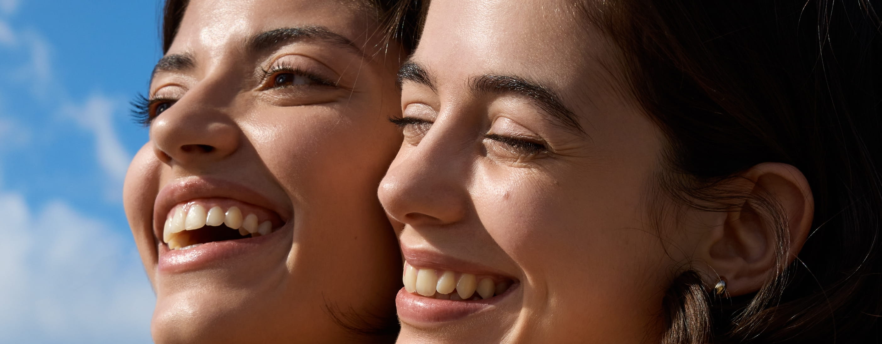 dos chicas jóvenes al sol