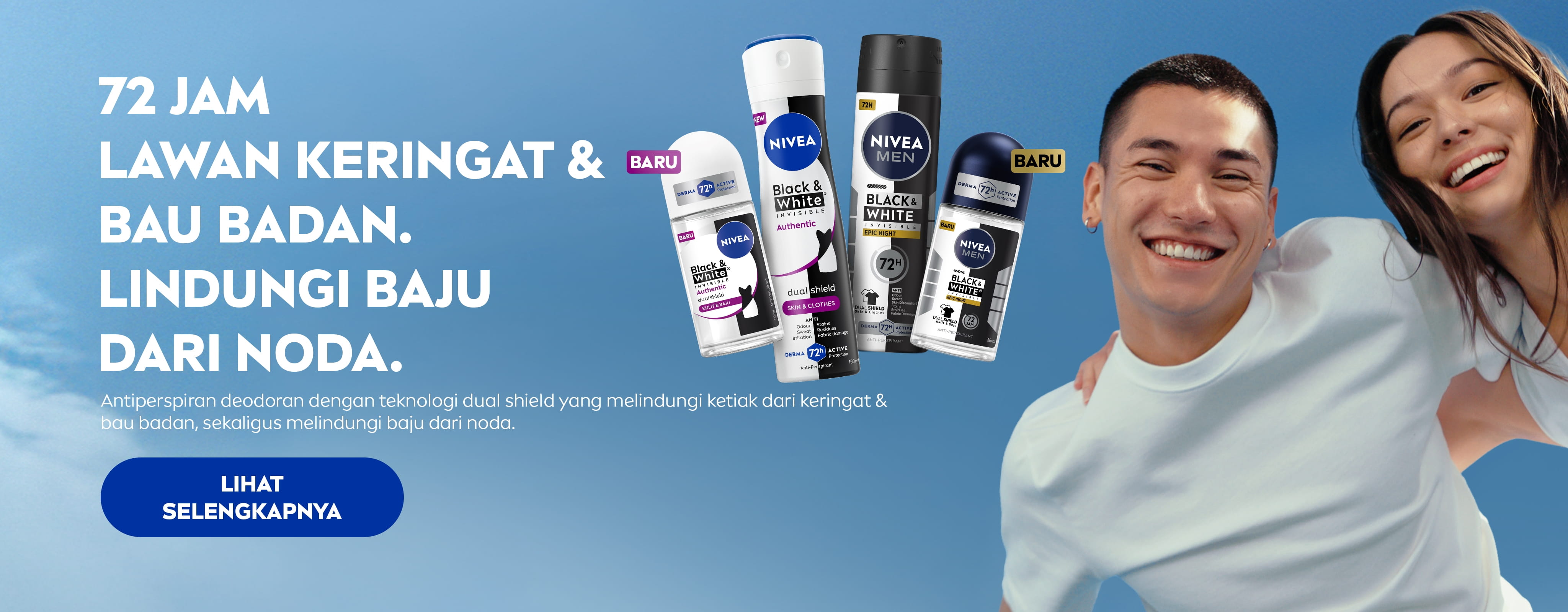 Pria dan wanita tersenyum dan menikmati momen bersama di samping display berbagai macam deodoran.