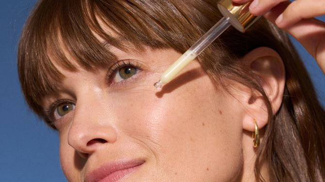  žena použití obličejového séra