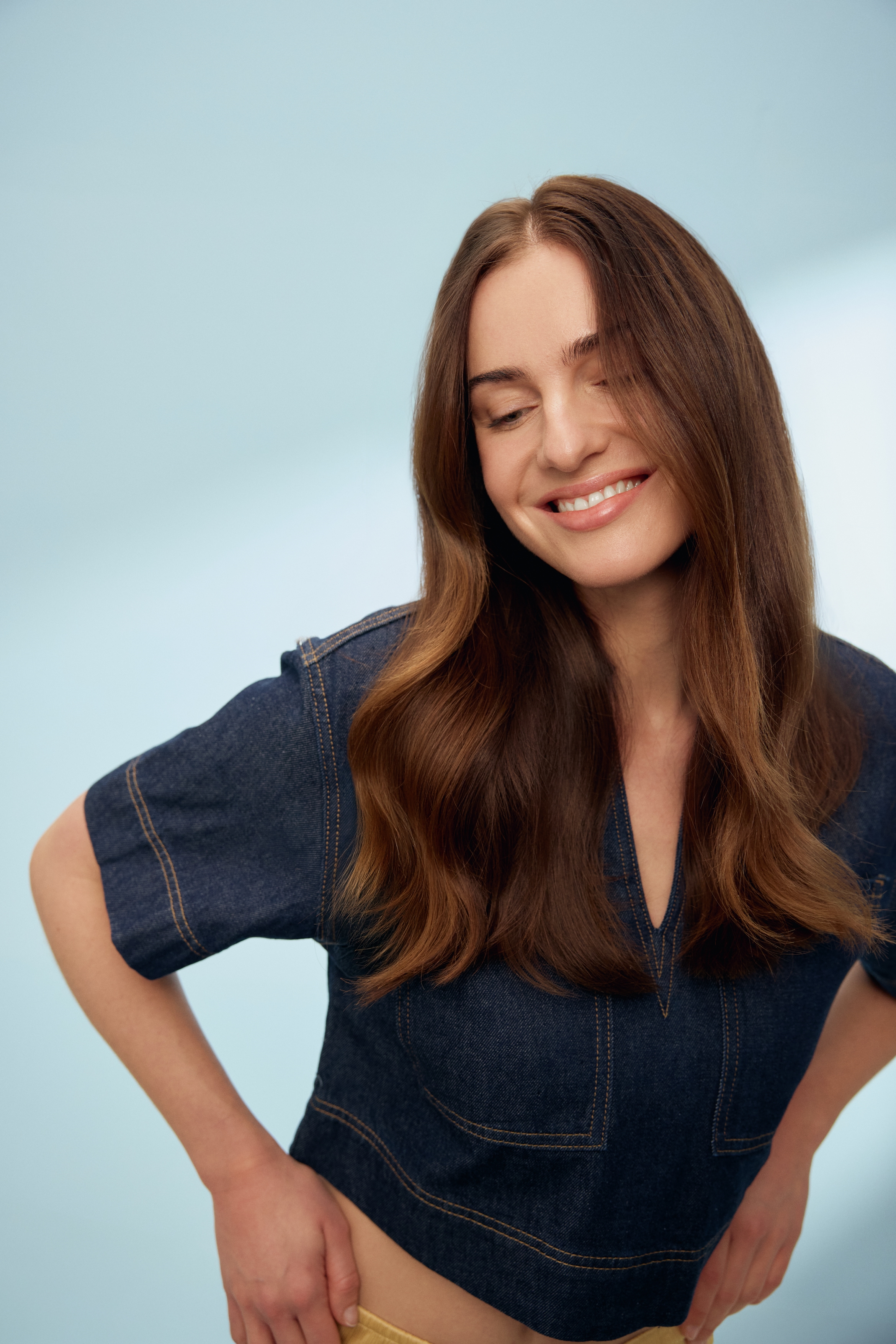 En person som ler och tittar ner år vänster