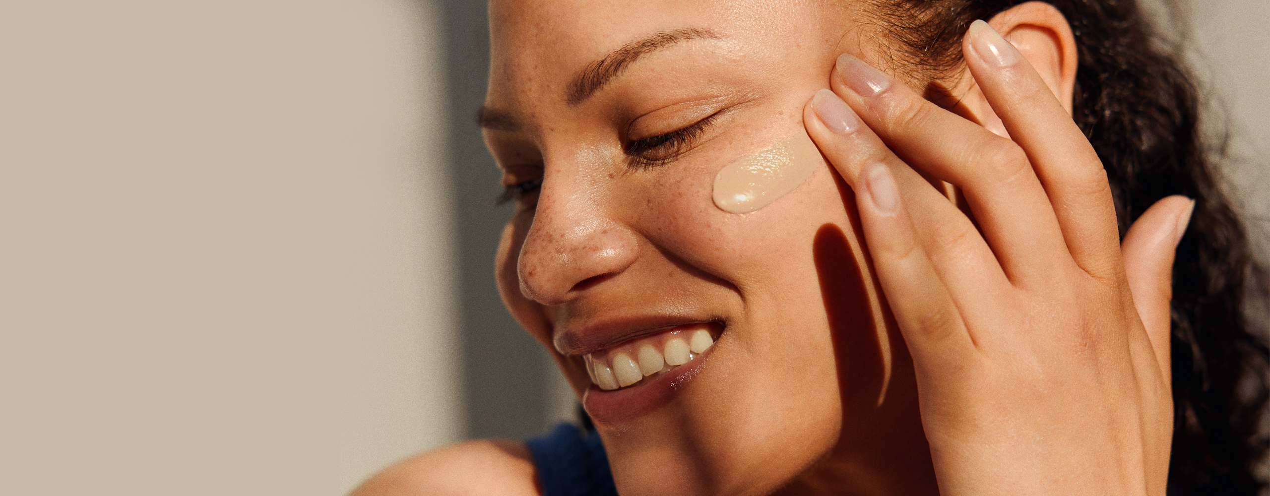 Mujer aplicado protector solar con color en su piel