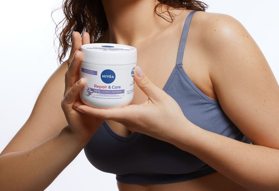 Nahaufnahme von Person, die sich die Hände eincremt