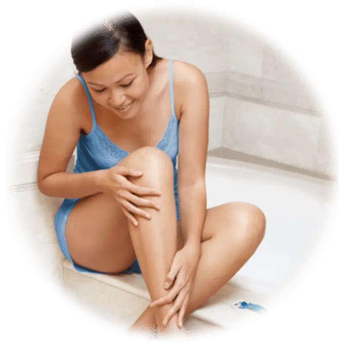 足の脛を撫でる写真