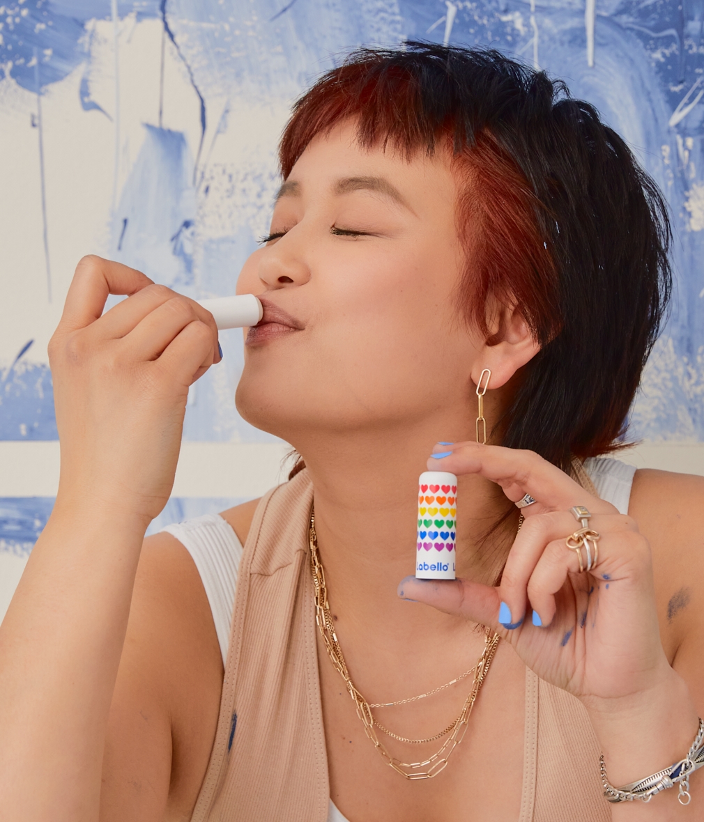 mulher a aplicar batom